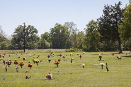 Her en der komen we dit soort graven langs de weg tegen, erg respectvol